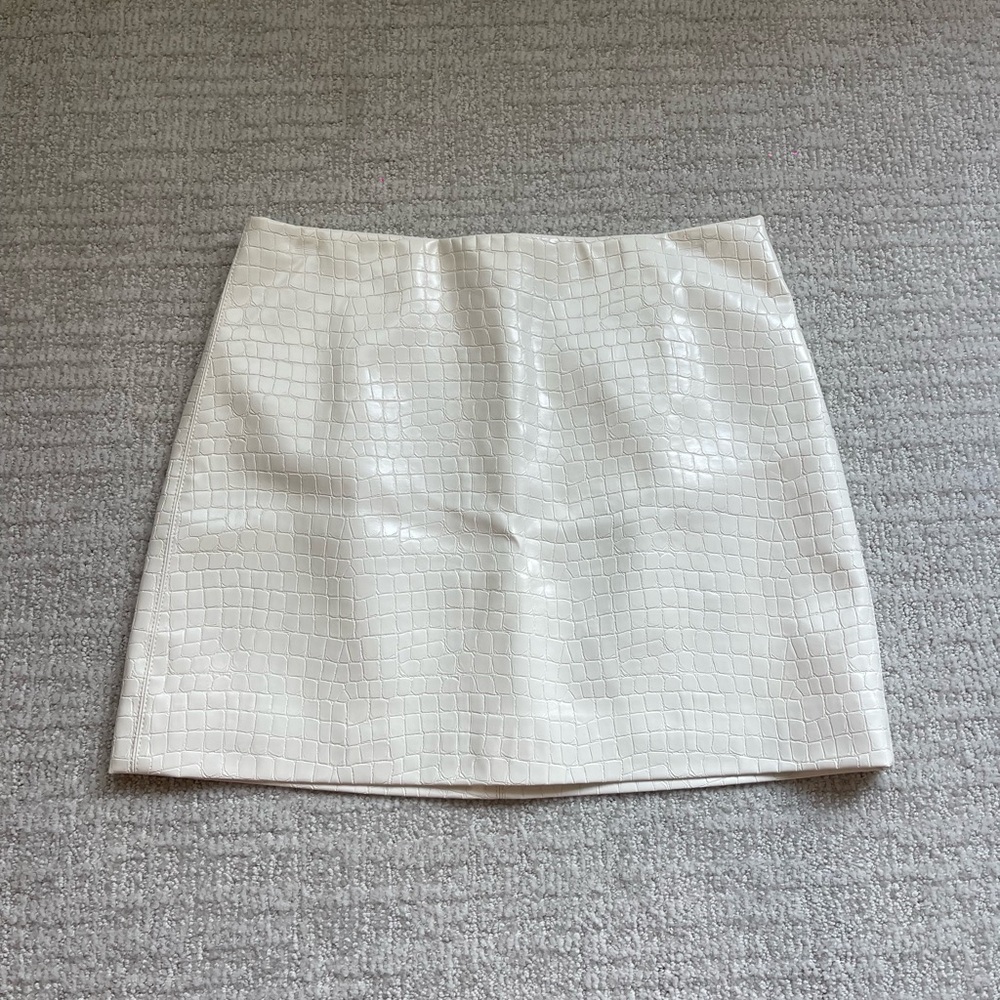 Alice and Olivia Rubi Croc-Embossed Faux Leather Mini Skirt white